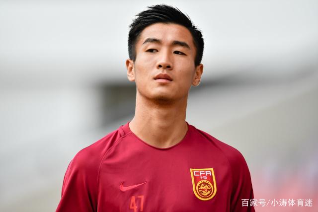 维尼修斯庆祝当选年度最佳球员 把World拼成word